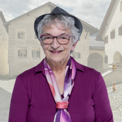 freundliche Frau mit Hut 70 Jahre