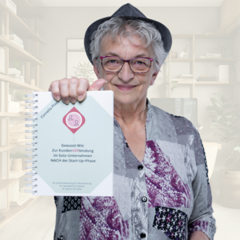 Frau in einem Büro mit ihrem Buch in der Hand